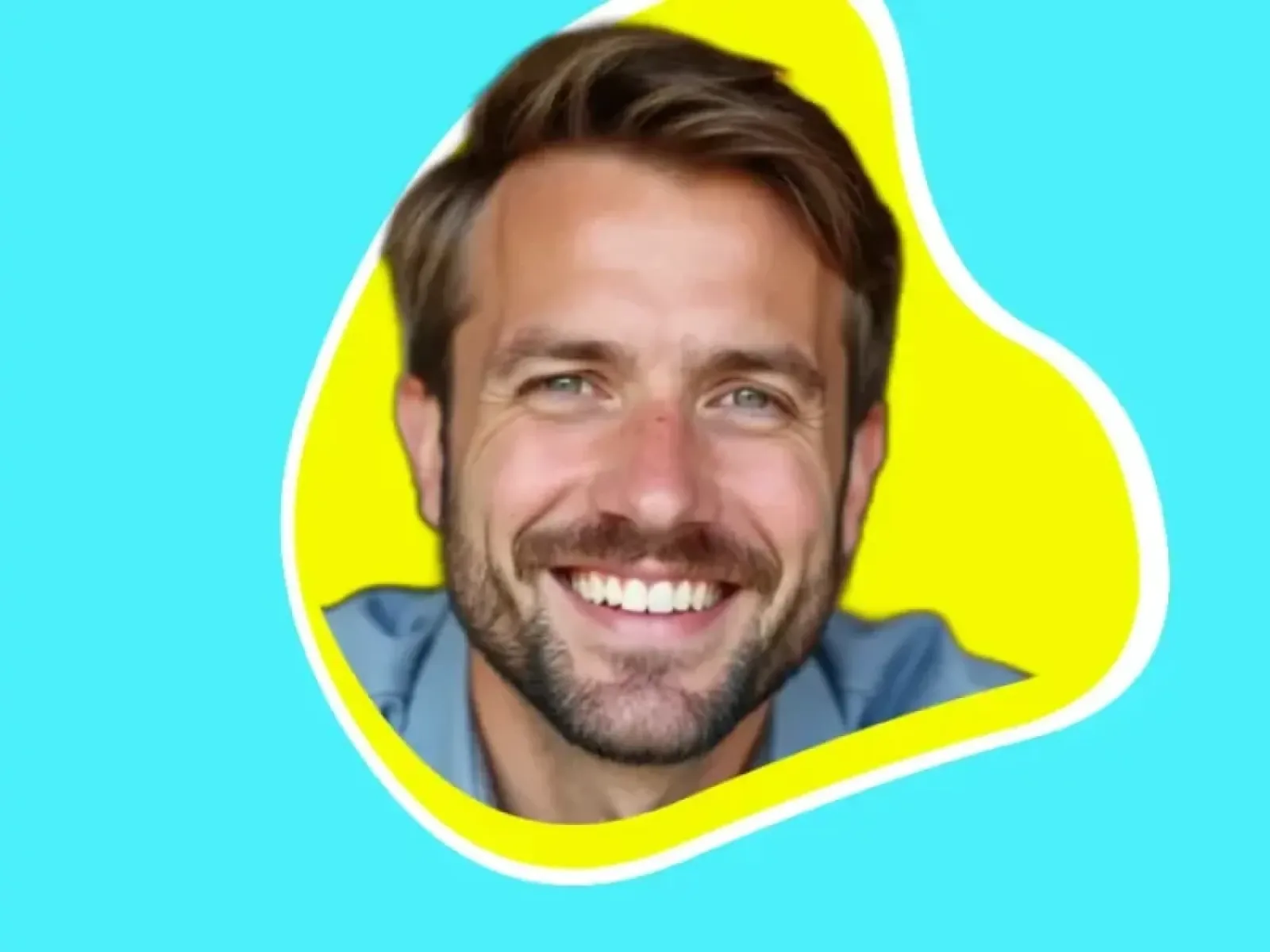 Person aktualisiert lächelnd ihr Dating-Profil am Laptop