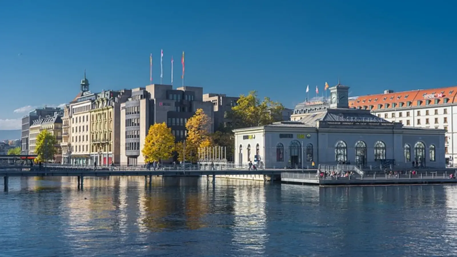 Blick auf Genf mit dem Genfersee und dem Jet d’Eau