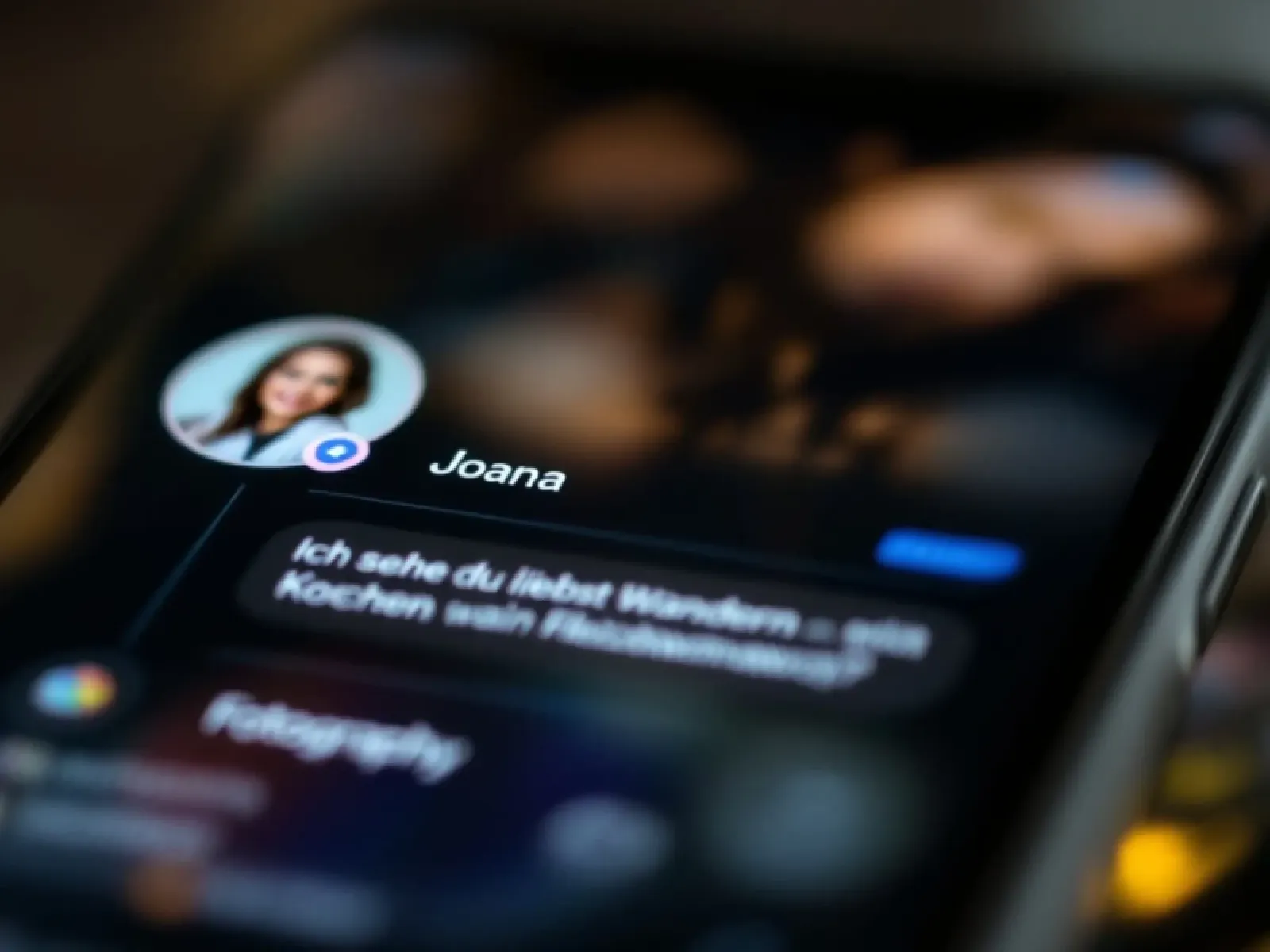 Person tippt entspannt eine Nachricht in eine Dating-App