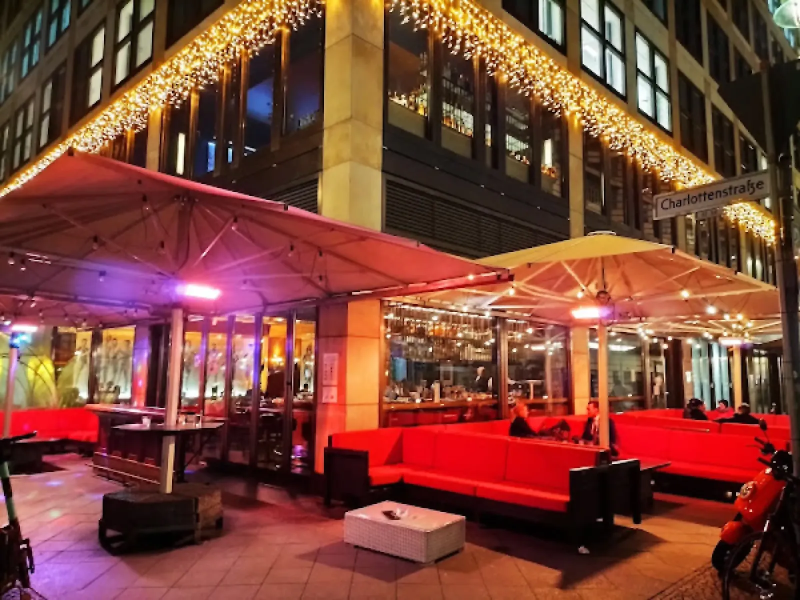 Elegante Bar in Berlin mit gedimmtem Licht und Sitzplätzen am Tresen