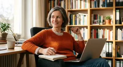 Frau am Laptop bearbeitet in Ruhe ihr Profil einer Partnervermittlung