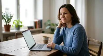 Person sitzt sicher und entspannt zu Hause am Laptop