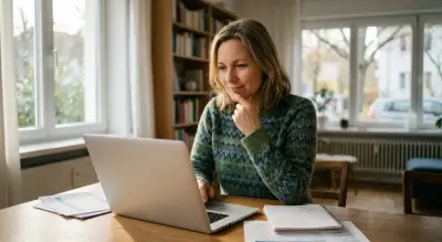 Person vergleicht aufmerksam Preise und Optionen am Laptop